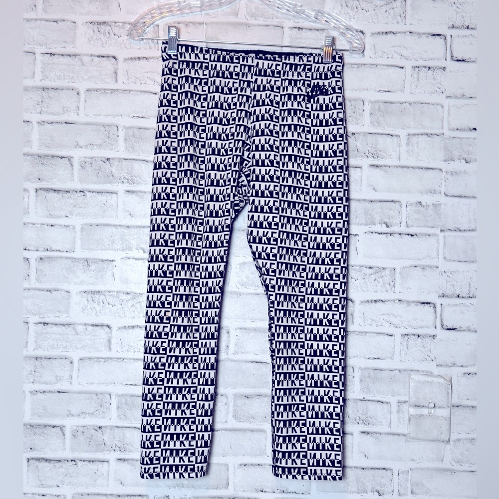 Nike Monochrome capri Leggings with Nike‎ printed all over size medium